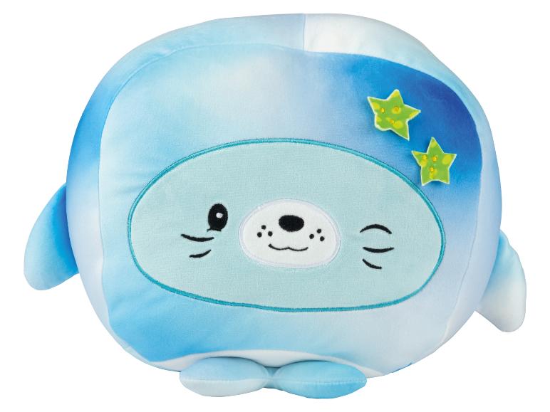 Plyšová tuleně světle modré barvy, kawaii styl, s hvězdičkami.