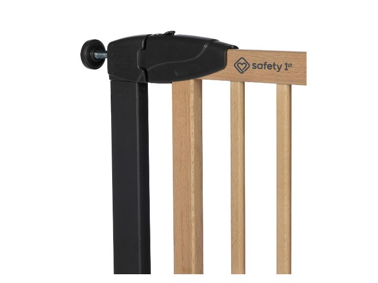 Dřevěná dětská bezpečnostní branka s černým uzamykacím mechanismem.