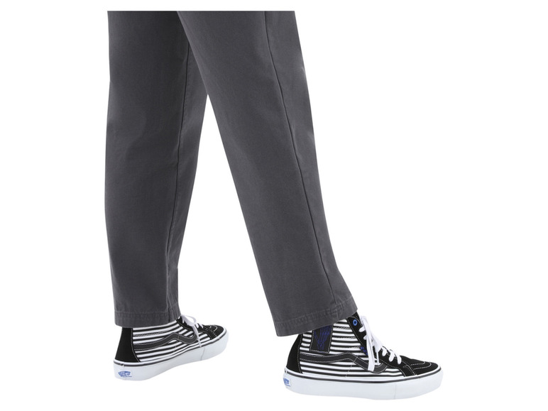 Tenisky Vans Sk8-Hi s černobílým pruhovaným vzorem.
