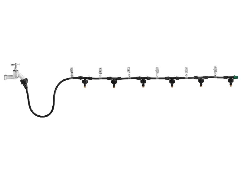 Zavlažovací systém s kohoutkem, hadicemi a šesti rozprašovači.
