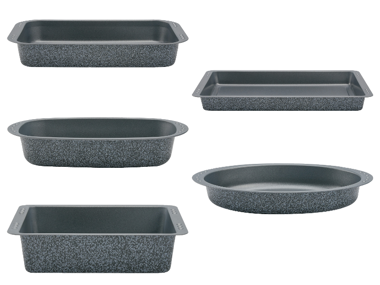 Sada pěti šedých plechů na pečení s tečkovaným vzorem v různých obdélníkových a oválných tvarech.