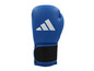 Modré boxerské rukavice s logem Adidas.