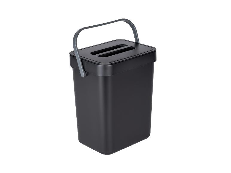 Černá popelnice s uchem.
