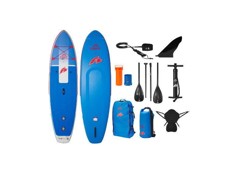 Dva modré paddleboardy s příslušenstvím včetně pádel, pumpy, ploutve a tašek.