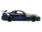 Modré Mazda RX-7 s křídlem, velkými koly a symbolem Naruto.
