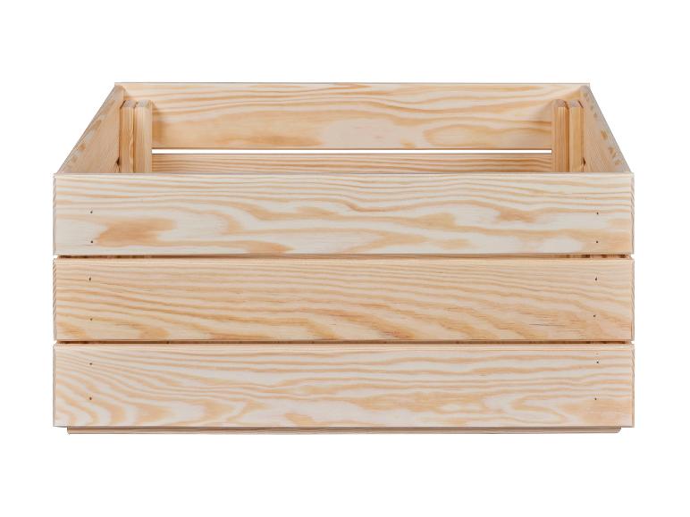 Dřevěná bedna na bílém pozadí.