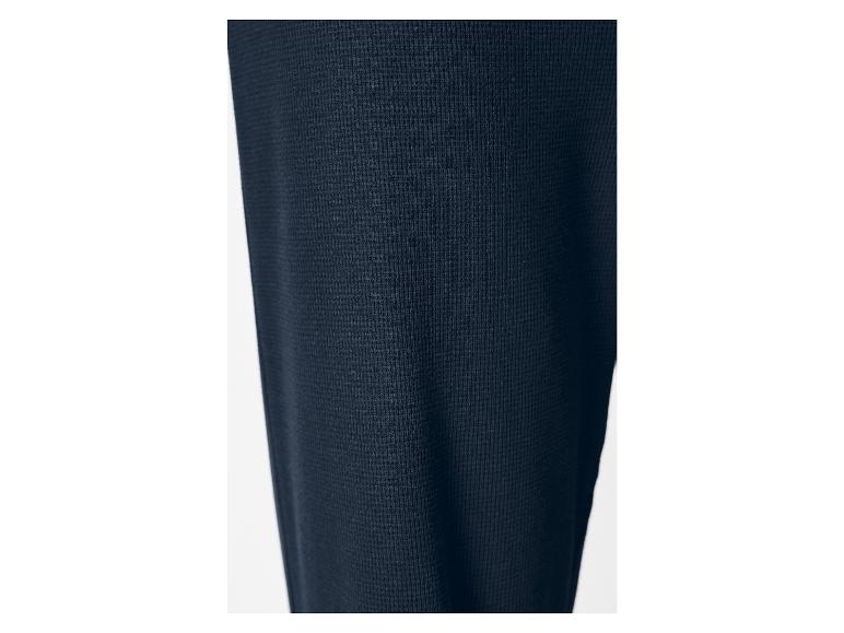 Detailní pohled na tmavě modrou pletenou látku.