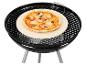 Pizza na pizza kameni uvnitř černého kotlového grilu.