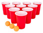 Červené plastové kelímky a pingpongové míčky pro hru beer pong.