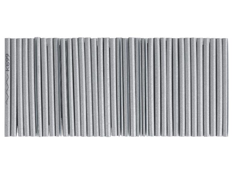 Řada stříbrných tužek.