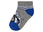 Šedá ponožka s modrými detaily a potiskem.