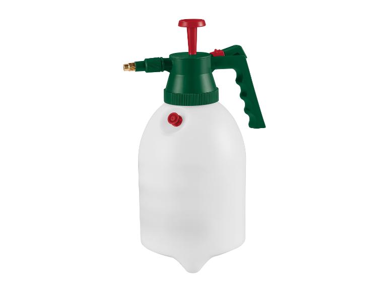 Bílý a zelený tlakový postřikovač s červenou rukojetí pumpy a tryskou