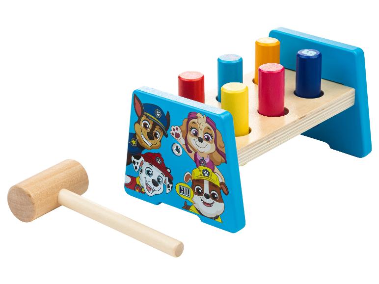 Hra s kladivem a kladivkem s barevnými dřevěnými kostkami s motivem Paw Patrol.