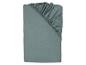 Složené šedozelené prostěradlo s viditelnou gumou
