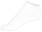 Bílé nízké ponožky, minimalistický styl.