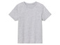 Šedé tričko s krátkým rukávem.