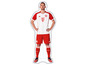 Muž v bílém a červeném tričku FC Bayern München a krátkých kalhotách s logem Adidas.