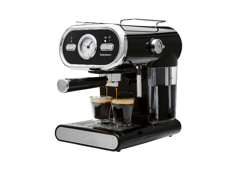 Černý a stříbrný kávovar na espresso připravující dva šálky kávy na černém pozadí.