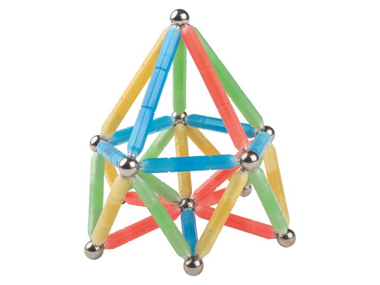 Barevná magnetická stavebnice s tyčemi a kuličkami.