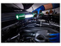 Pracovník kontroluje motor auta pomocí LED pracovní lampy.