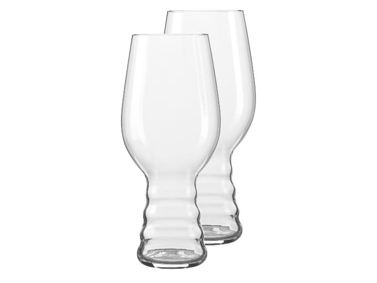 Dvě průhledné sklenice na pivo, elegantní design.