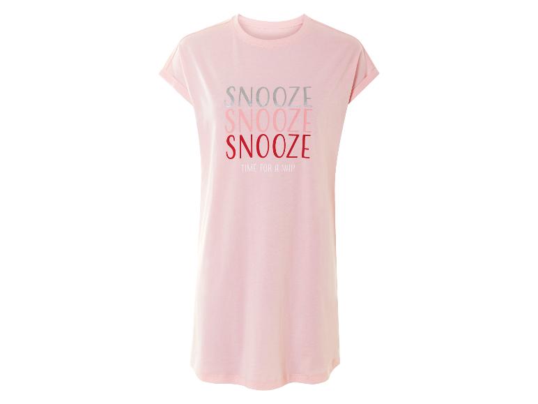 Světle růžová pyžama s nápisem "Snooze".