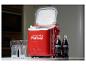 Červená chladnička Coca-Cola se dvěma lahvemi Coca-Coly a dvěma sklenicemi.