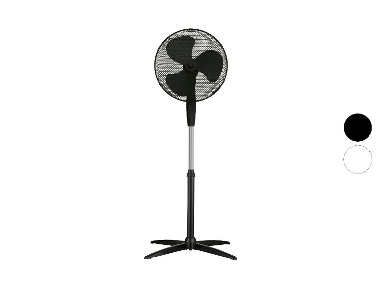 Černý stojanový ventilátor s kulatou hlavou a křížovou základnou