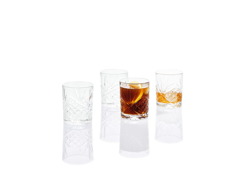 Tři sklenice s whisky, jedna s ledem a jedna s plátkem citronu.