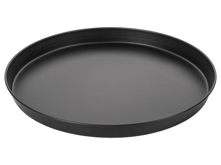 Kulatý černý plech na pizzu.