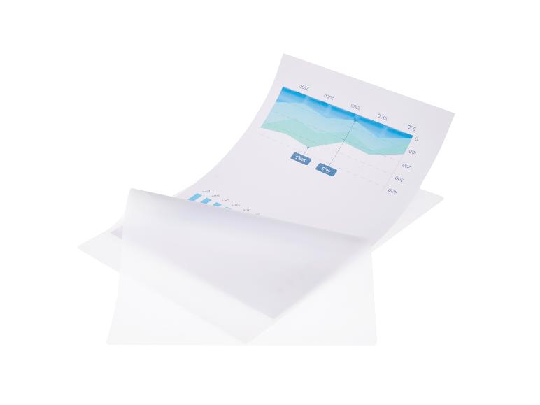 Bílá složka s finančním grafem zobrazujícím data od srpna do prosince