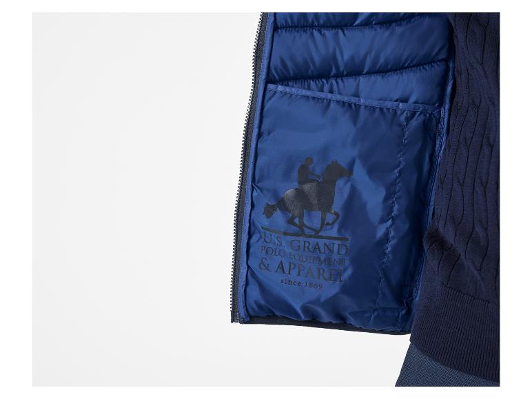 Modrá péřová bunda U.S. Grand Polo Equipment & Apparel se svetrem.