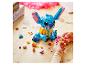 Dítě skládá stavebnici Stitch s rozházenými dílky.