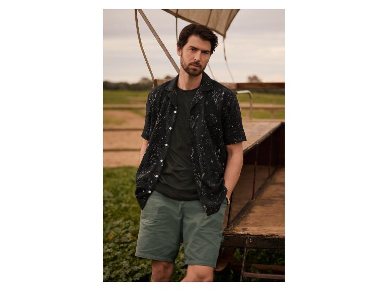 Krátkoz rukávová košile s potiskem a šortky: ležérní pánský outfit.