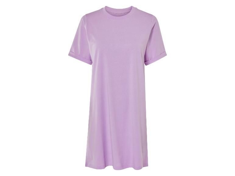 Fialové šaty s tričkovým střihem, jednoduché a elegantní.