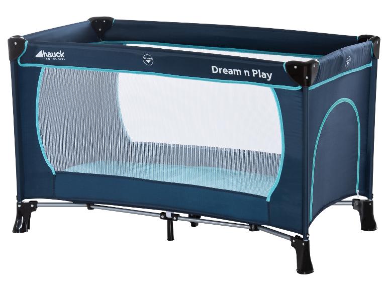 Modrá cestovní postýlka se síťovanými boky a nápisem 'Dream n Play'