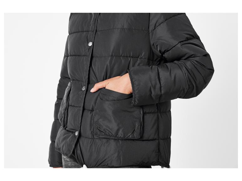 Černá bunda s výraznou kapsou na hrudi.