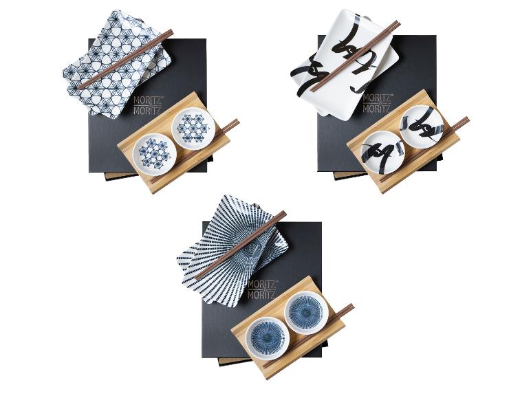 Tři různé sady sushi nádobí Moritz & Moritz, včetně talířů, misek a hůlek.