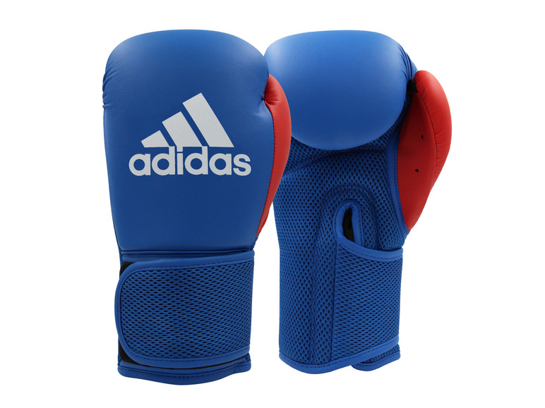 Pár modrých boxovacích rukavic Adidas.