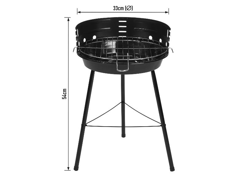 Černý gril na dřevěné uhlí o průměru 33 cm a výšce 54 cm.