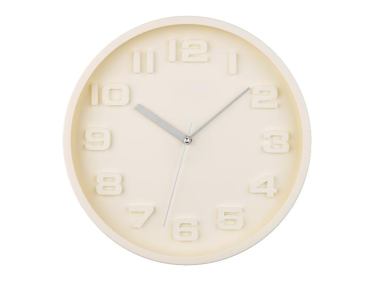 Béžové nástěnné hodiny, minimalistický design, zvýrazněná čísla.