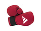 Červené boxovací rukavice s bílým logem Adidas.