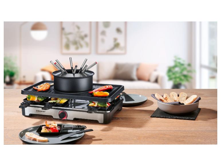 Raclette gril s fondue hrncem, krevetami, zeleninou a chlebem na dřevěném stole.