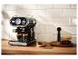 Elegantní espressovač SilverCrest připravuje kávu.