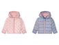 Dvě dětské bundy s kapucí, růžová a modrá s květinovým vzorem.