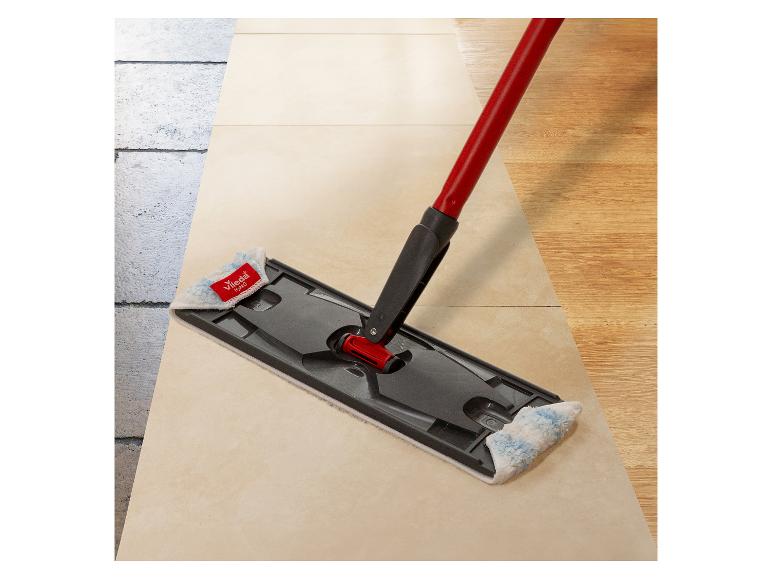 Vileda H2Pro mop čistí podlahu.