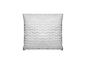 Bílý polštář s vlnitým prošíváním.