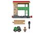 Dřevěná a plastová vlaková souprava, s nádražím, lokomotivou, kolejí, figurkou a semaforem.