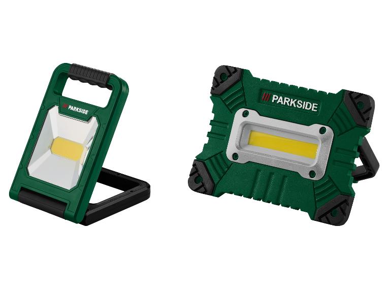 Dvě zelené pracovní lampy Parkside s LED osvětlením.