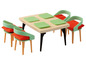 Dřevěný stůl se čtyřmi židlemi, zelenými podtácky a oranžovými polštáři.